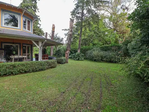 Casa en Venta con 3 cocheras