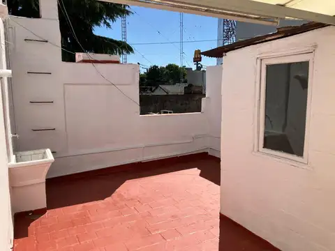 Departamento 2 ambientes al frente con patio