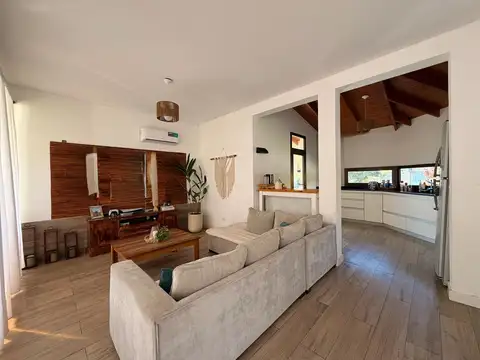 Casa en una planta en lote central