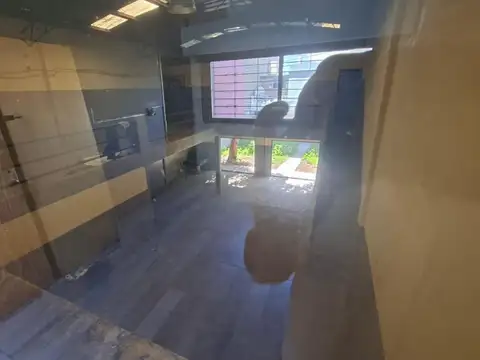 GALPON CON ENTREPISO - OFICINAS - COCINA - FONDO LIBRE