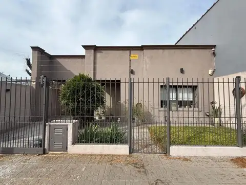 Venta Casa Renovada Con Quincho Y Piscina  Merlo