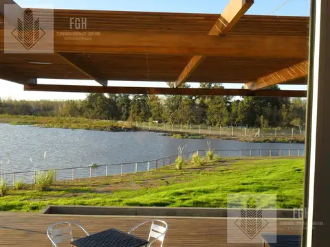 Lote con salida a la laguna en el Cazal