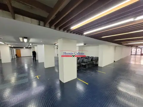 EXCELENTE LOCAL DE 1.000 M² CON 3 COCHERAS SOBRE AVENIDA