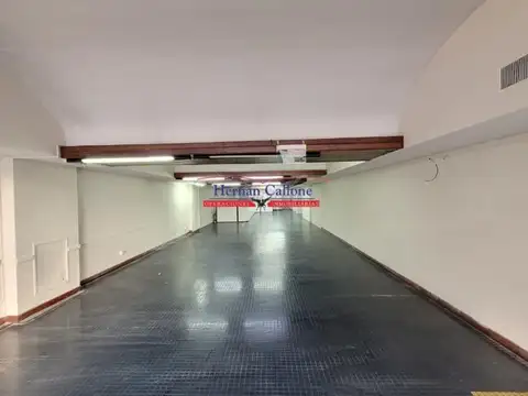 EXCELENTE LOCAL DE 1.000 M² CON 3 COCHERAS SOBRE AVENIDA