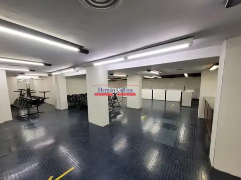 EXCELENTE LOCAL DE 1.000 M² CON 3 COCHERAS SOBRE AVENIDA