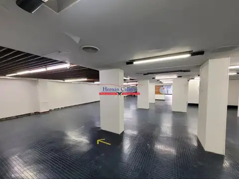 EXCELENTE LOCAL DE 1.000 M² CON 3 COCHERAS SOBRE AVENIDA