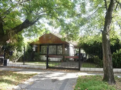 Céntrico y Residencial -Muy buen Chalet s/772 m2 de terreno - Adrogue