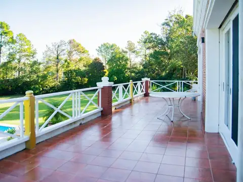 Casa en Venta de 8 ambientes en barrio Golf