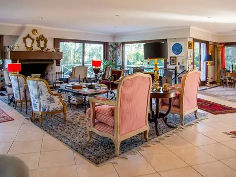 Casa 8 ambientes con 5 baños