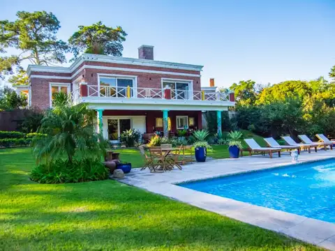 Casa en Venta de 8 ambientes en barrio Golf