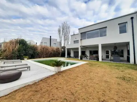 Casa en Alquiler con 2 cocheras