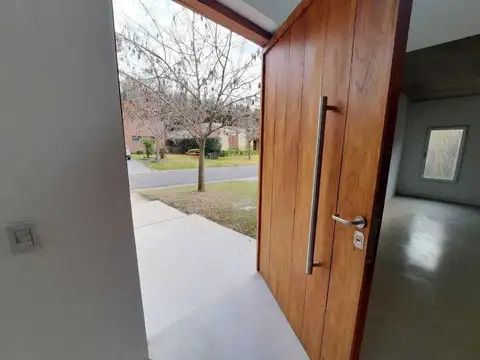 Casa en Alquiler en Villanueva, USD 4.200