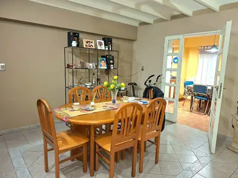 Casa 4 ambientes con 2 baños