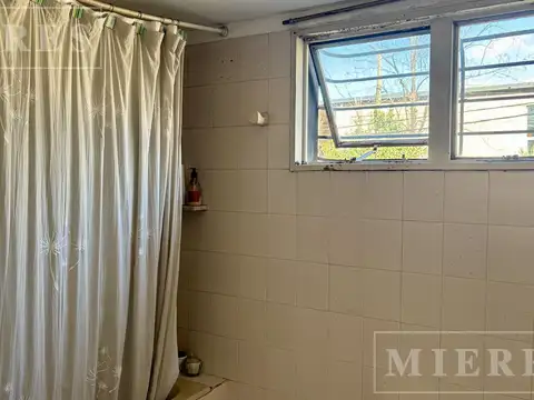 Casa en Alquiler con 6 cocheras