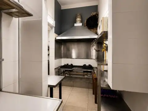AMPLIO LOCAL CON GRAN COCINA Y BUENA DISTRIBUCION
