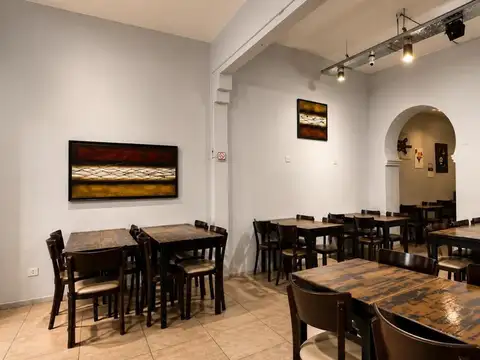 AMPLIO LOCAL CON GRAN COCINA Y BUENA DISTRIBUCION