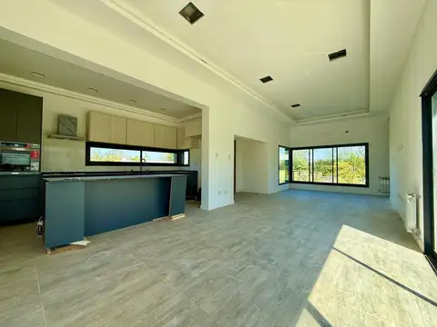 Casa en Alquiler en Puerto Roldan, USD 2.000