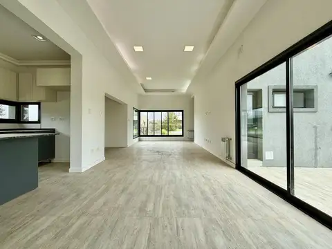 Casa en Alquiler con 2 cocheras