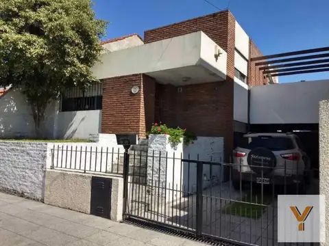 Casa venta - 2 dormitorios 2 baños 2 cocheras - 300mts2 cubiertos - Banfield