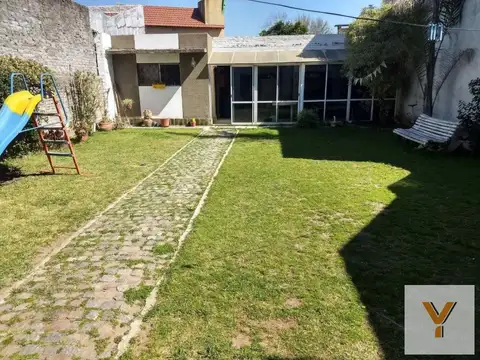 Casa venta - 2 dormitorios 2 baños 2 cocheras - 300mts2 cubiertos - Banfield