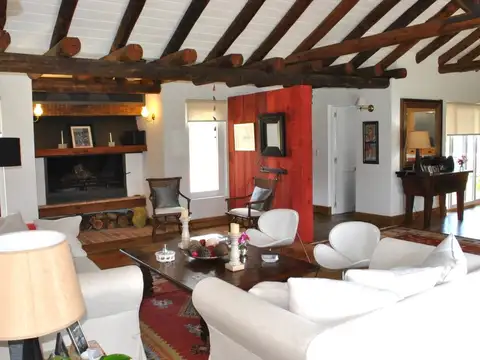 Casa 5 ambientes con 4 baños