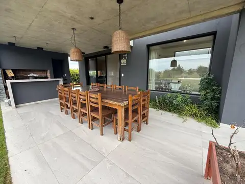 Casa 5 ambientes con 4 baños