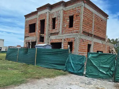 Casa 5 ambientes con 3 baños