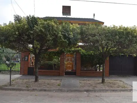 Casa en venta - 3 Dormitorios 2 Baños - Cochera - 398Mts2 - Ituzaingó