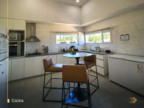 Casa 4 ambientes con 4 baños