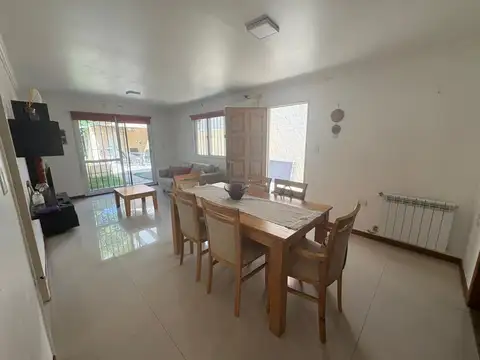 Casa 4 ambientes con 2 baños