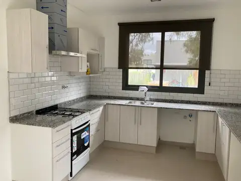 Casa 4 ambientes con 2 baños