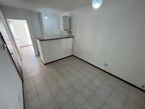 Departamento en venta de un dormitorio al frente con patio exclusivo al frente - San Lorenzo 4000