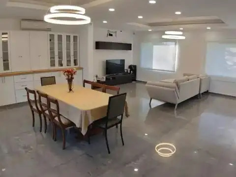 Casa en Venta con 3 cocheras