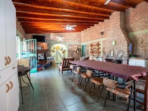 Casa 4 ambientes con 2 baños
