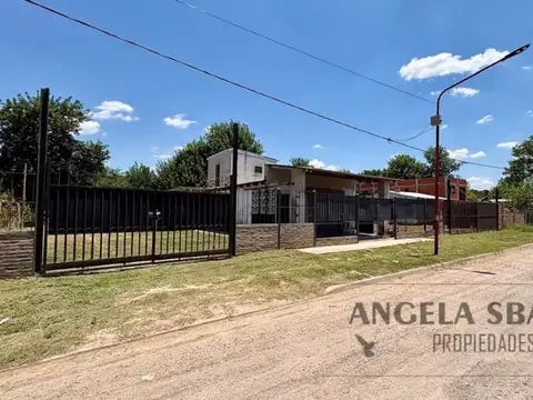 CASA CON LOCAL COMERCIAL EN ARROYO DE LA CRUZ.