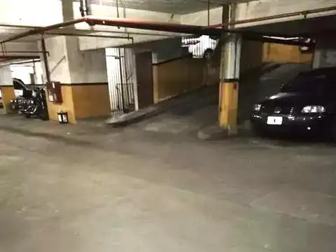 Cochera cubierta en excelente ubicación