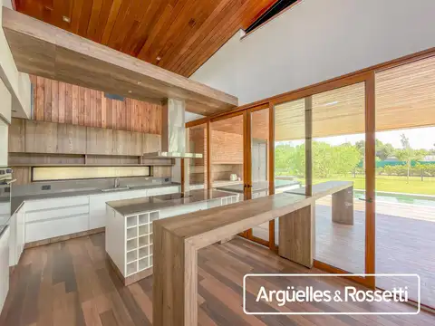 Casa en Venta con 2 cocheras
