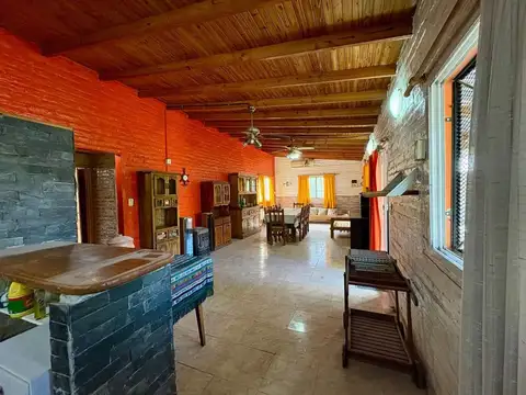 Casa 4 ambientes con 2 baños