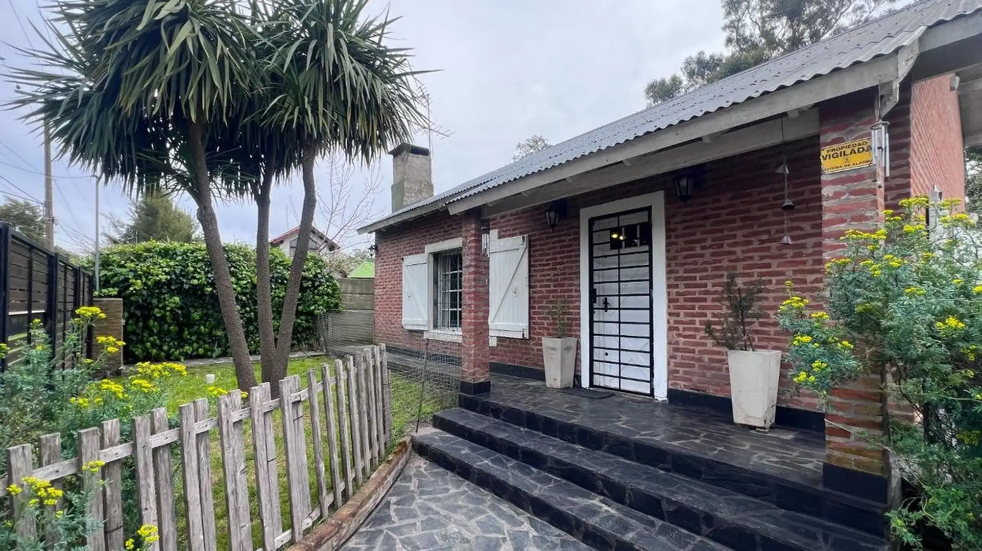 Venta casa 3 ambientes Acantilados con Parque