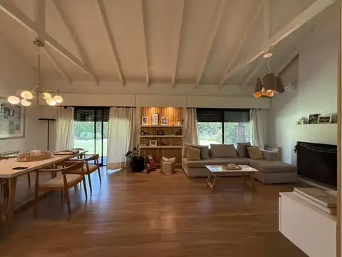 Casa en Alquiler con 2 cocheras