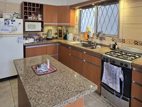 Casa 5 ambientes con 3 baños