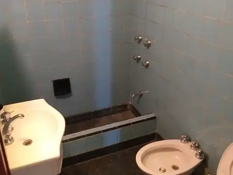 Casa De 3 Ambientes Y Dpto. 2 Ambientes. Morón Sur