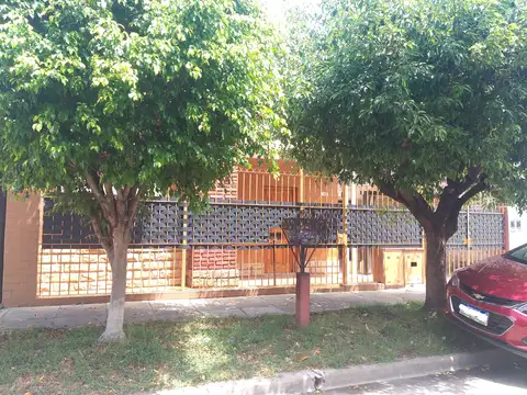 Casa De 3 Ambientes Y Dpto. 2 Ambientes. Morón Sur