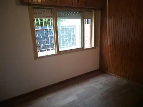 Casa De 3 Ambientes Y Dpto. 2 Ambientes. Morón Sur