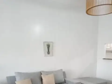 Recoleta, Av Libertador 700, 1er piso, 1,5 amb, 40m2, $ 800,000 + agua + luz + internet.