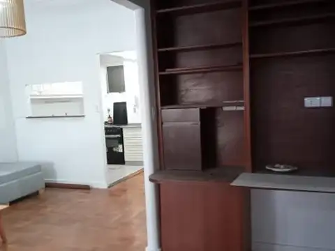 Recoleta, Av Libertador 700, 1er piso, 1,5 amb, 40m2, $ 800,000 + agua + luz + internet.