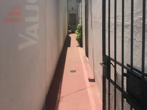 Casa en lote propio de 2 ambientes con patio