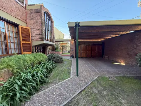 Casa 6 ambientes con 5 baños