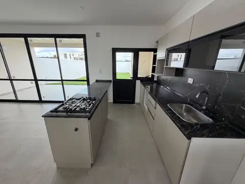 Depto Tipo Casa en Alquiler con 2 cocheras