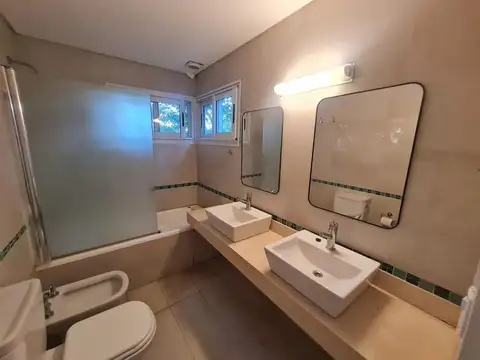 Casa en Alquiler con 1 cochera